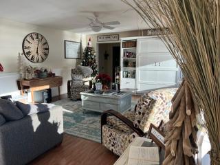 Mile 77 Cottages Lakefront 100yr old Railway Cottage - 3