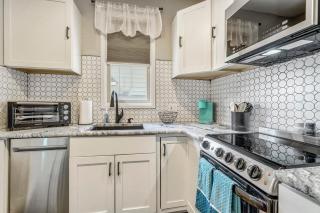 Walkable Downtown Stay with Fire Pit - 7