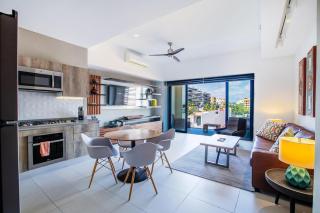 1BR with Rooftop Pool, Bar and City Views in Old Town - 0