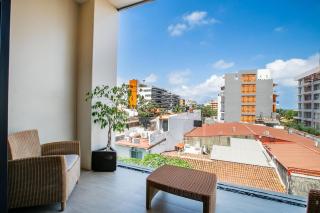 1BR with Rooftop Pool, Bar and City Views in Old Town - 4