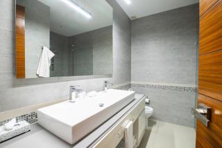 1BR with Rooftop Pool, Bar and City Views in Old Town - 3