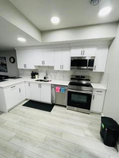 Modern 2-bed 1-bath Suite - 8