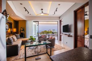 Huge Balcony with BBQ, Rooftop Pool and Ocean Views - 8