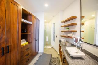 Huge Balcony with BBQ, Rooftop Pool and Ocean Views - 4