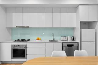 Central art-filled 2 beds with balcony & aircon - 1