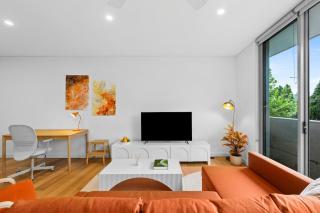 Central art-filled 2 beds with balcony & aircon - 4