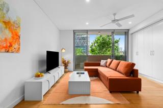 Central art-filled 2 beds with balcony & aircon - 5