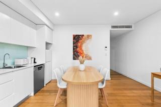 Central art-filled 2 beds with balcony & aircon - 3