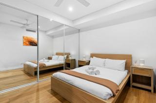 Central art-filled 2 beds with balcony & aircon - 9