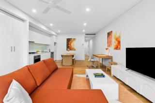 Central art-filled 2 beds with balcony & aircon - 8