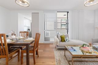 Central Redfern Home with Balcony Escape - 9