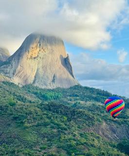Apto completo no Vista Azul - Varanda com vista da Pedra Azul - 0