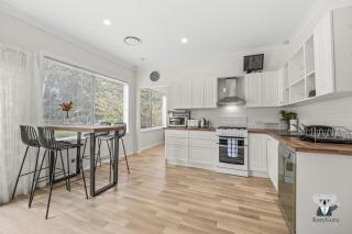 KozyGuru | Erina | Sunny Coastal Escape + Parking - 5