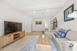 KozyGuru | Erina | Sunny Coastal Escape + Parking - 7