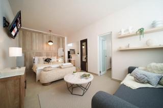 VillaMar Studios Unit 2 by beach & Airport NEW - 3