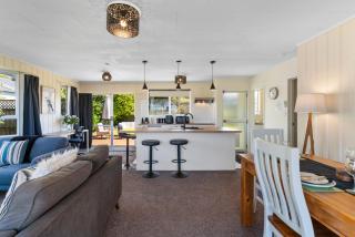 Stay at the Bay - Acacia Bay, Taupo - 2