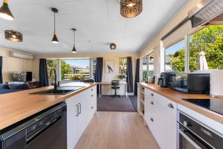 Stay at the Bay - Acacia Bay, Taupo - 9