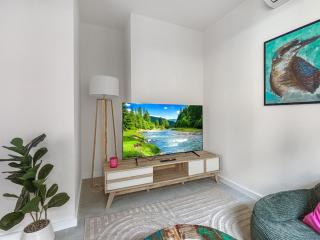 Tropical Vibes in North Manly AC and FREE Parking - 6