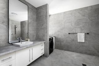 Tropical Vibes in North Manly AC and FREE Parking - 5