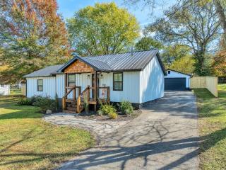 Stylish Getaway Near Knoxville, Airport & The Smokies - 0