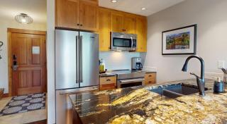 Fully Renovated Slopeside Penthouse Loft - 9