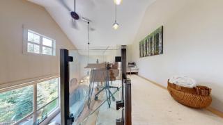 Fully Renovated Penthouse Loft - 5 min walk to lift - Hot tub - 2