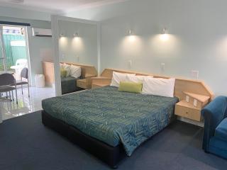 Runaway Bay Motor Inn - 2