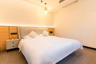 Phoenix Mountain View Courtyard Homestay - 1