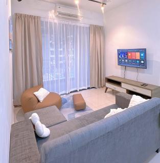 Chic newly furnished 3BR condo close to airport - 0