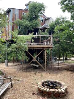Luxury Tree House Rental in Lindale Ideal for Glamping in Texas - 2