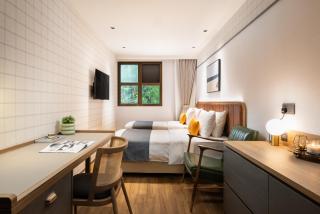 Dash Living on Hollywood - 5