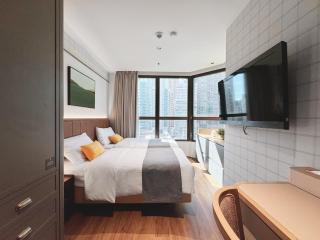 Dash Living on Hollywood - 2