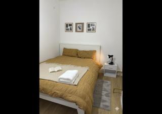 Cozy Minimalist bedroom with king sized bed - 0