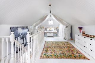 Stylish Bright Urban House with Outdoor Living - 8