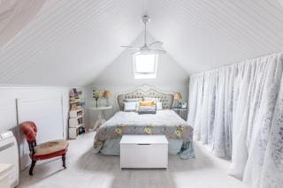 Stylish Bright Urban House with Outdoor Living - 7