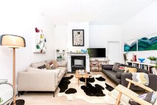 Stylish Bright Urban House with Outdoor Living - 1