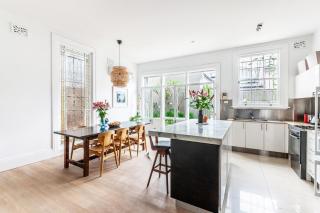 Stylish Bright Urban House with Outdoor Living - 8