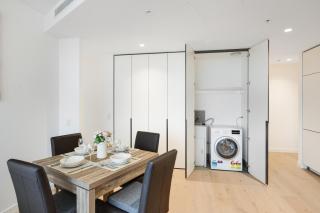 Melbourne CBD Views - Gym - Pool - Great Amenities - 2