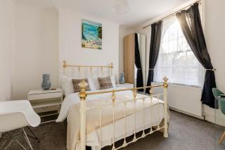 Entire Cosy 4 Bed House in Quiet Neighbourhood - 0