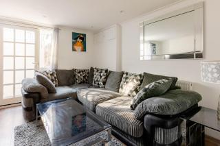 Entire Cosy 4 Bed House in Quiet Neighbourhood - 9