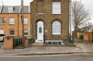 Entire Cosy 4 Bed House in Quiet Neighbourhood - 8