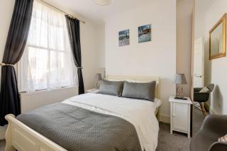 Entire Cosy 4 Bed House in Quiet Neighbourhood - 7