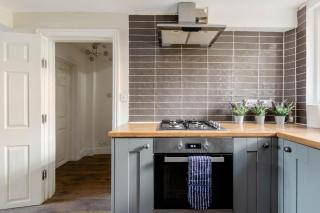 Entire Cosy 4 Bed House in Quiet Neighbourhood - 6