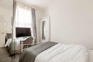 Entire Cosy 4 Bed House in Quiet Neighbourhood - 5