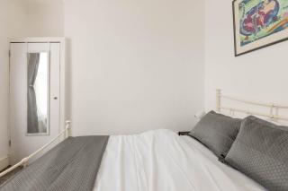 Entire Cosy 4 Bed House in Quiet Neighbourhood - 3