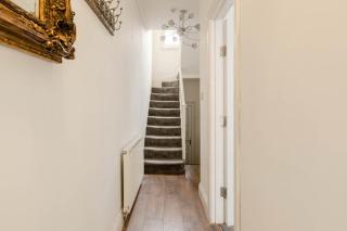 Entire Cosy 4 Bed House in Quiet Neighbourhood - 2