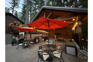 Pool • Hot Tub • Movie Theater • Games • 3 Decks - 8