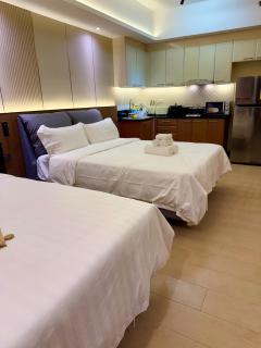 Venice Luxe Retreat Pool, kitchen, Netfilx, Canal Mall Access - 0