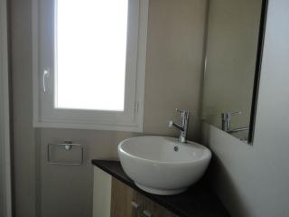 Chalet neuf avec piscine couverte, proche mer, calme et sécurisé - 6 personnes - FR-1-777-8 - 1