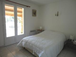 Maison boisée, 800m de la plage, 100m², 3 chambres, terrasse, parking - FR-1-777-18 - 2